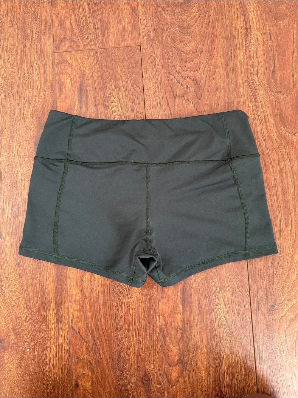 FLEO Shorts 2.5” Inseam - Picture 2 of 3